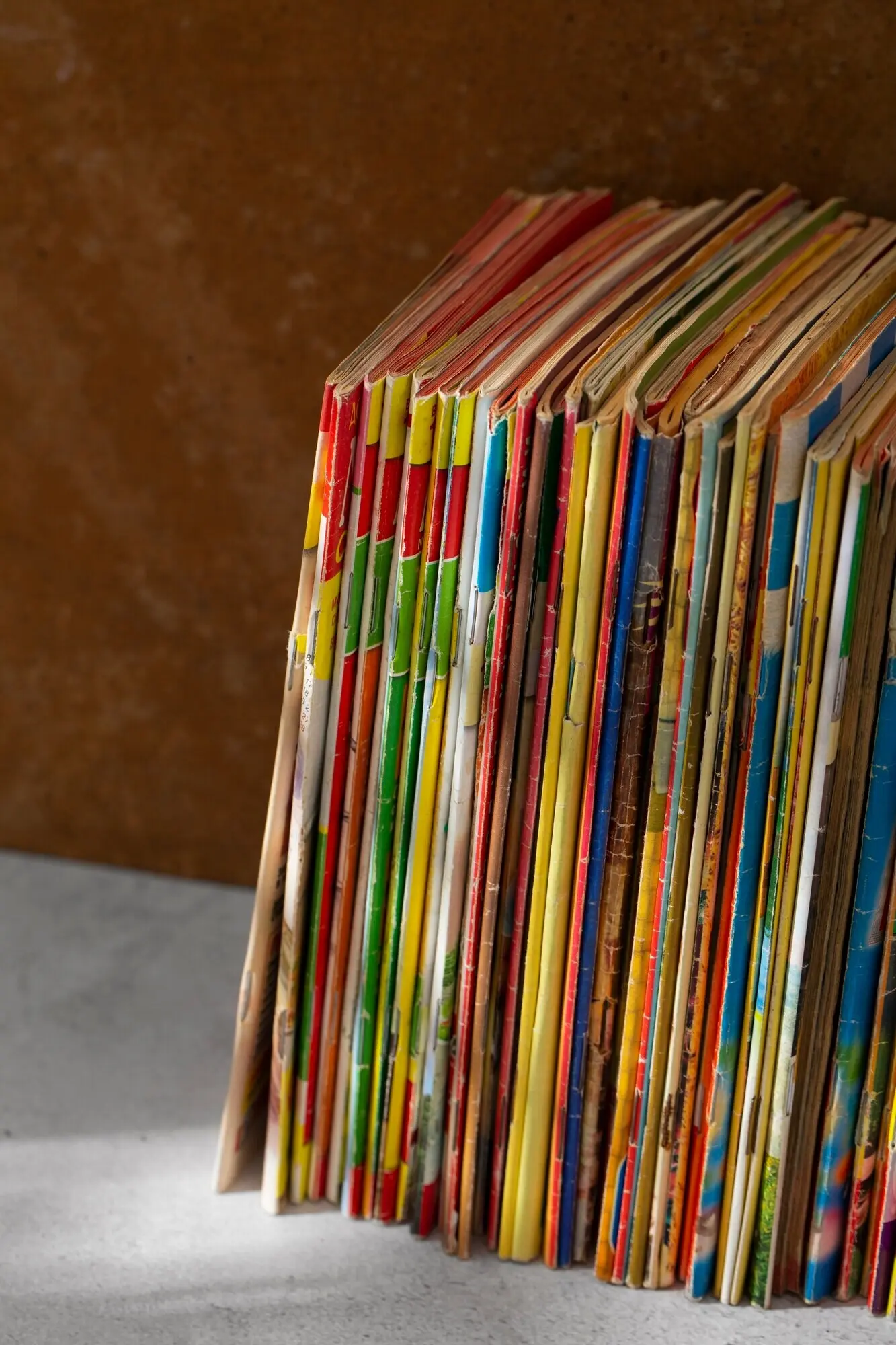 Стопка старых полос из комиксов