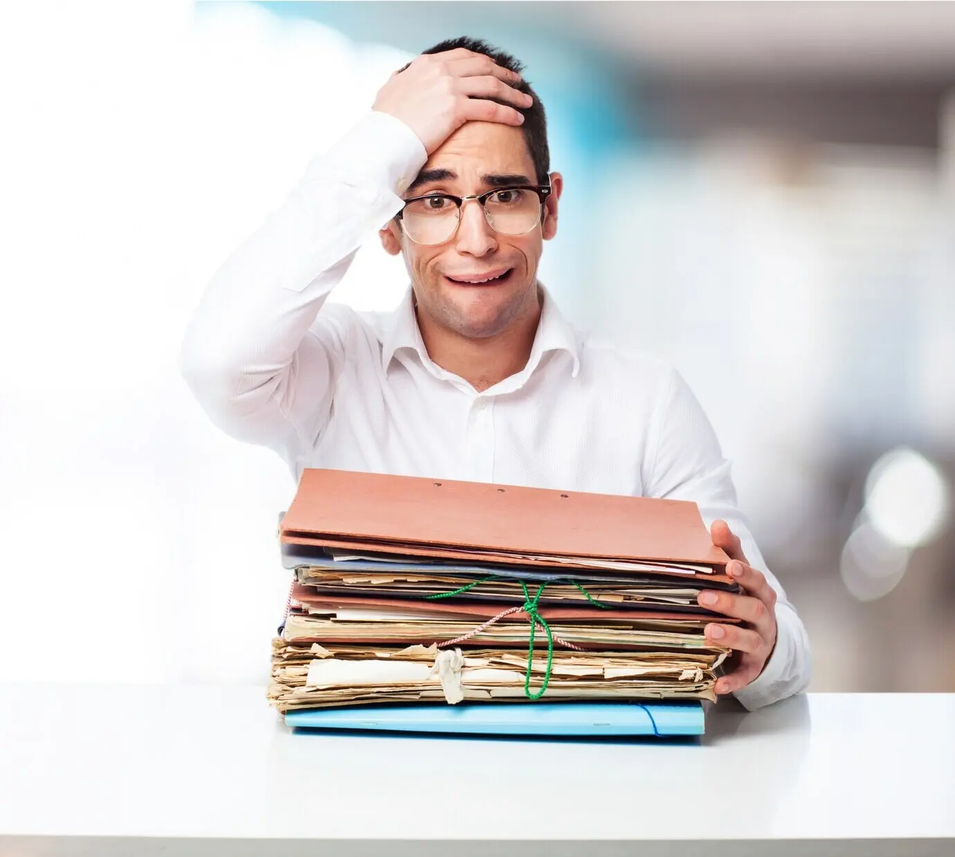 Мужчина с рукой на лбу