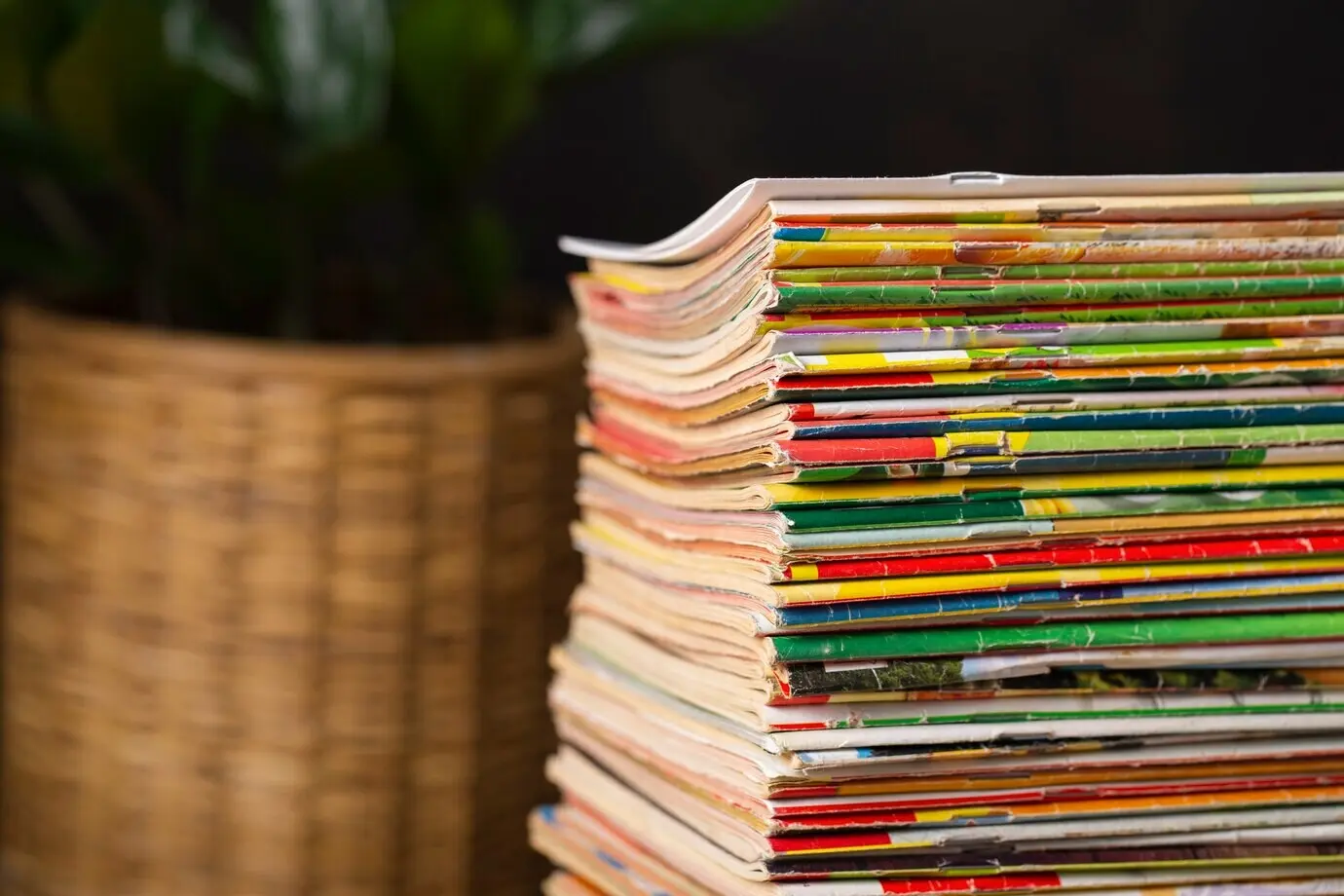 Стопка старых стрипов из комиксов